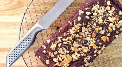 Bolo de banana com cacau e castanhas