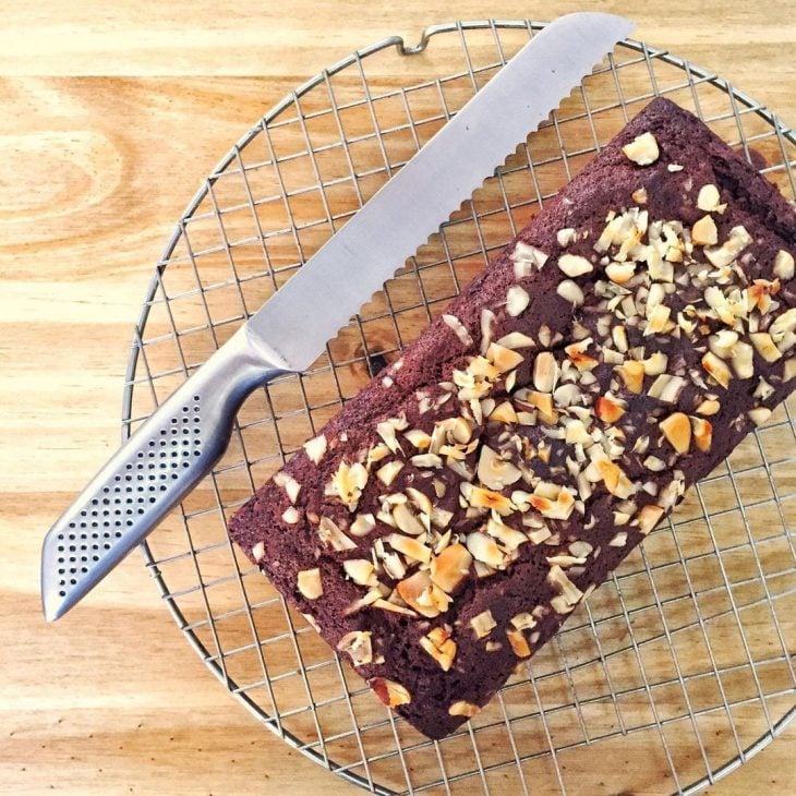 Bolo de banana com cacau e castanhas