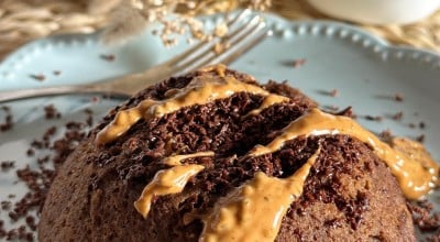 Bolo de banana com cacau e manteiga de amendoim