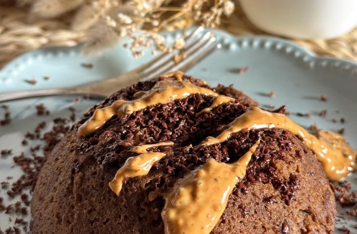 Bolo de banana com cacau e manteiga de amendoim