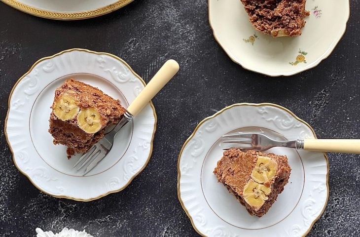 Bolo de banana com café