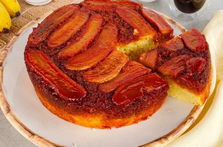 Bolo de banana com calda