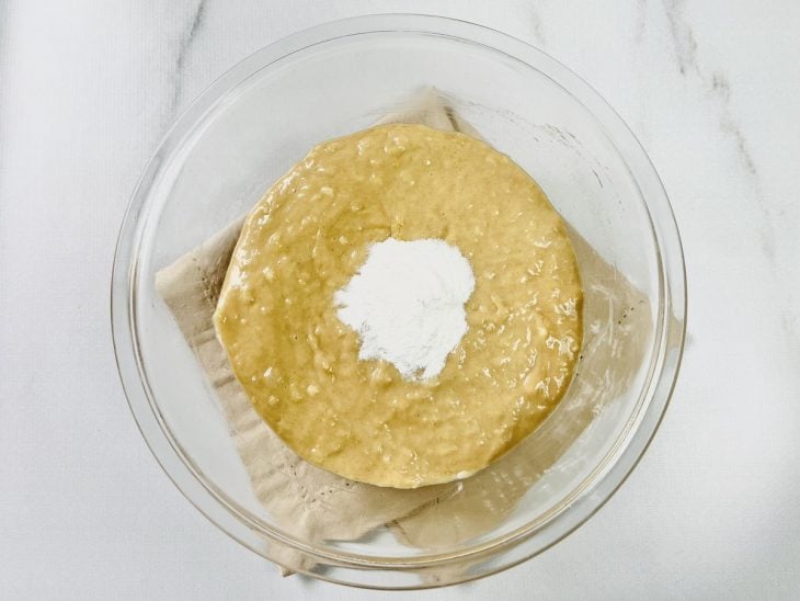 Farinha de trigo e fermento em pó adicionados e incorporados.