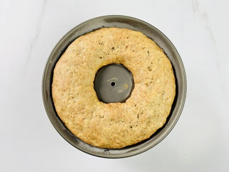 Bolo de banana com canela assado na forma.
