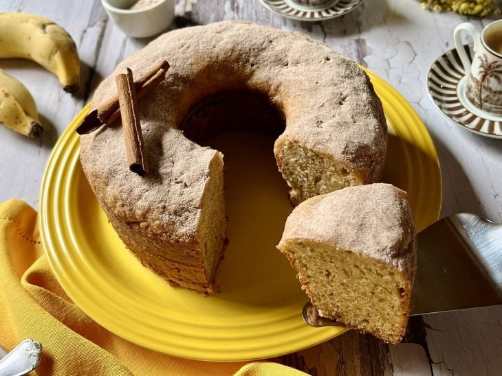 Bolo de banana com canela pronto para consumo.