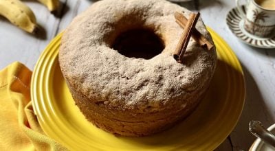 Bolo de banana com canela