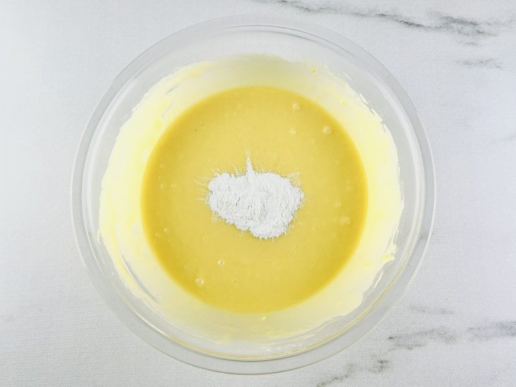 Leite, farinha de trigo e fermento adicionados na tigela.