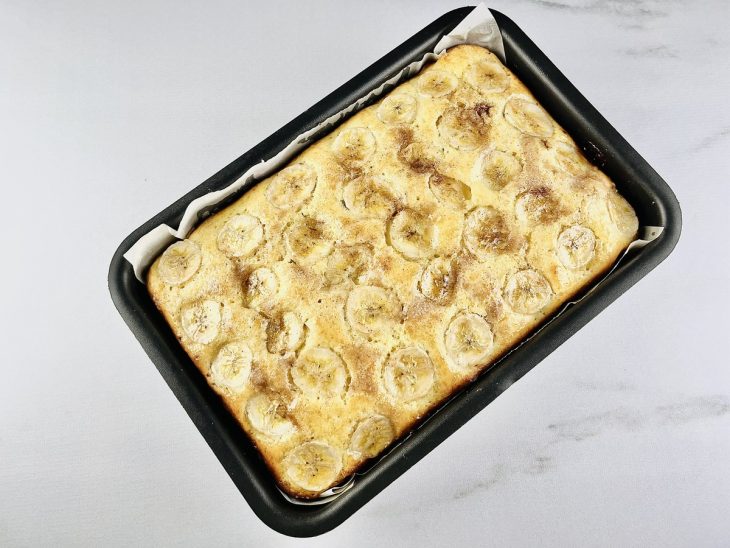 Bolo assado na forma.