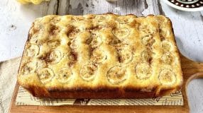Bolo de banana com canela e açúcar