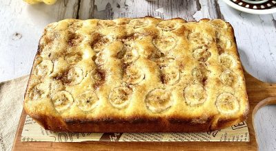 Bolo de banana com canela e açúcar