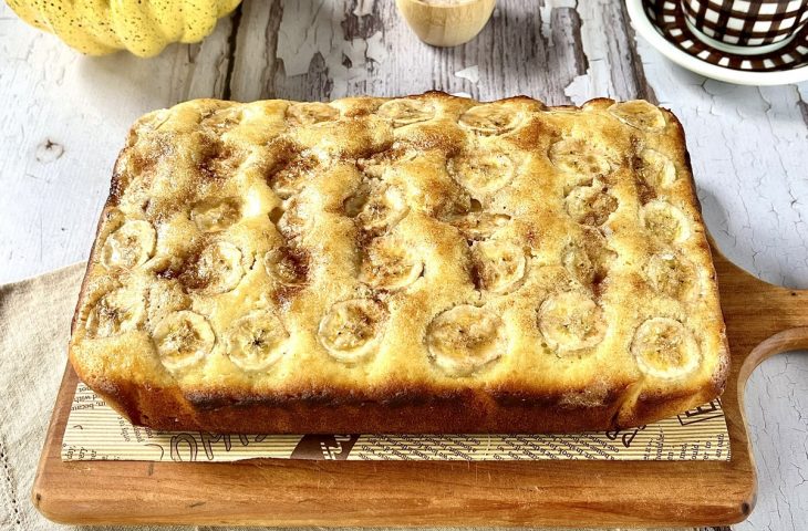 Bolo de banana com canela e açúcar