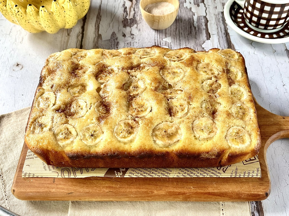 Bolo de banana com canela e açúcar