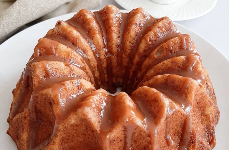 Bolo de banana com canela e caramelo