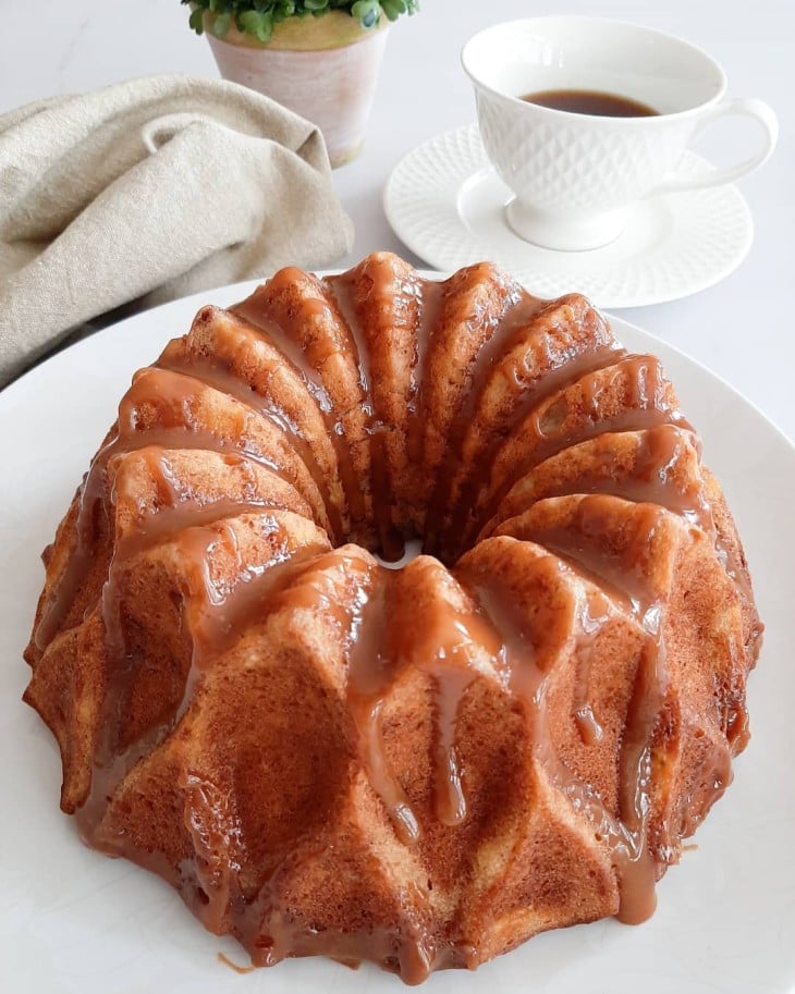 Bolo de banana com canela e caramelo