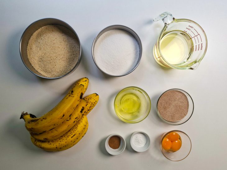 Ingredientes organizados na bancada com ovos separados e açúcar com canela ao lado.