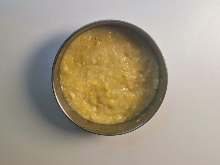 Bananas descascadas e amassadas em um prato.