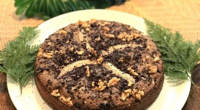 Bolo de banana com casca e chocolate