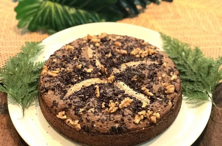 Bolo de banana com casca e chocolate