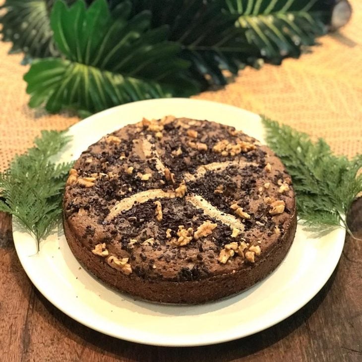 Bolo de banana com casca e chocolate