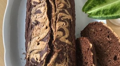 Bolo de banana com chocolate e amendoim