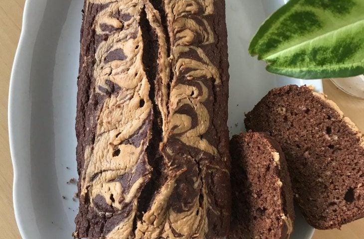 Bolo de banana com chocolate e amendoim