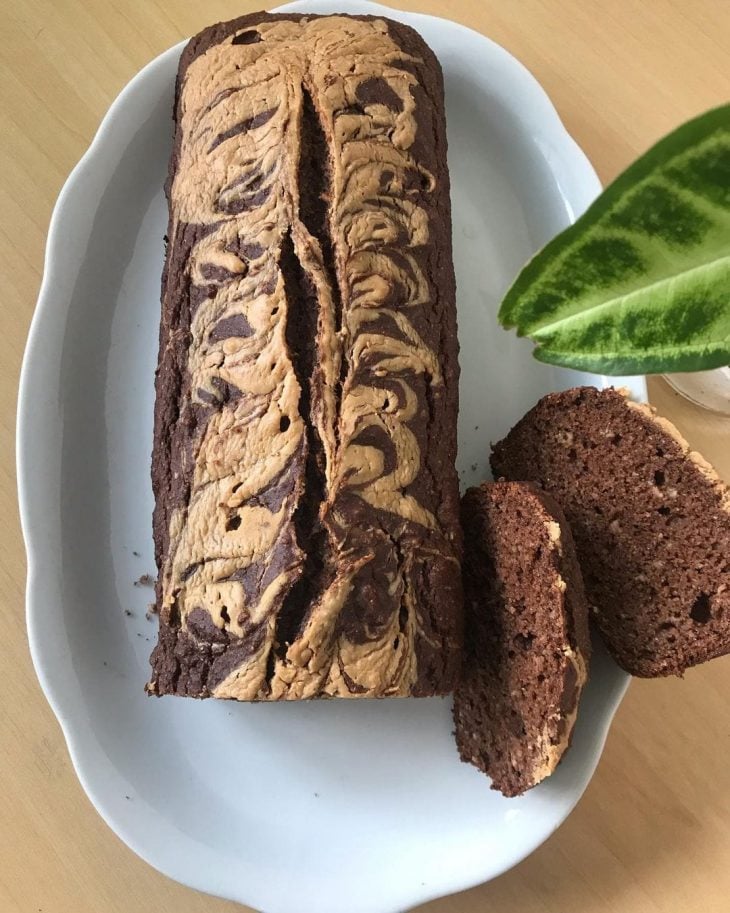 Bolo de banana com chocolate e amendoim