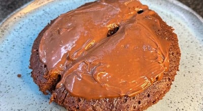 Bolo de banana com chocolate no micro-ondas