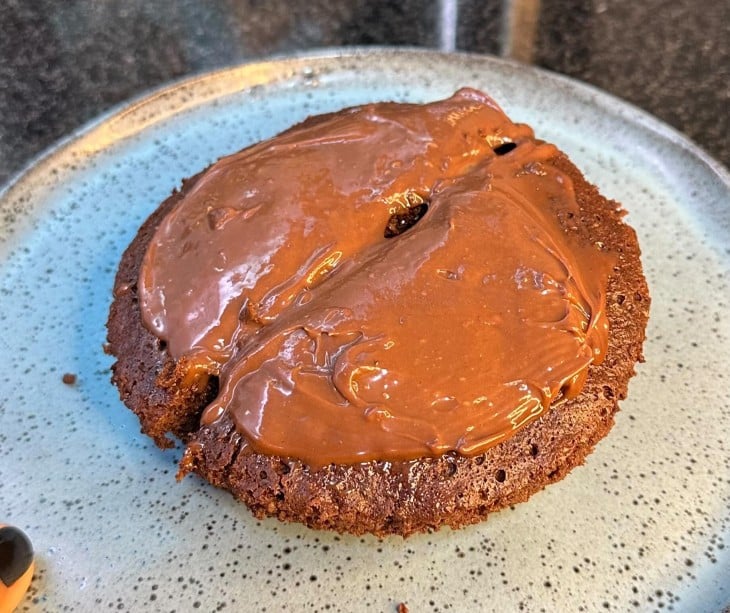 Bolo de banana com chocolate no micro-ondas