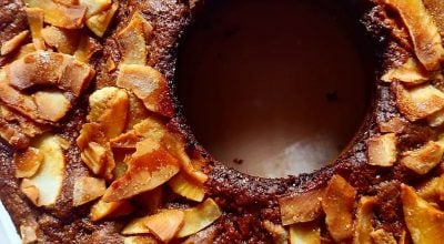 Bolo de banana com coco