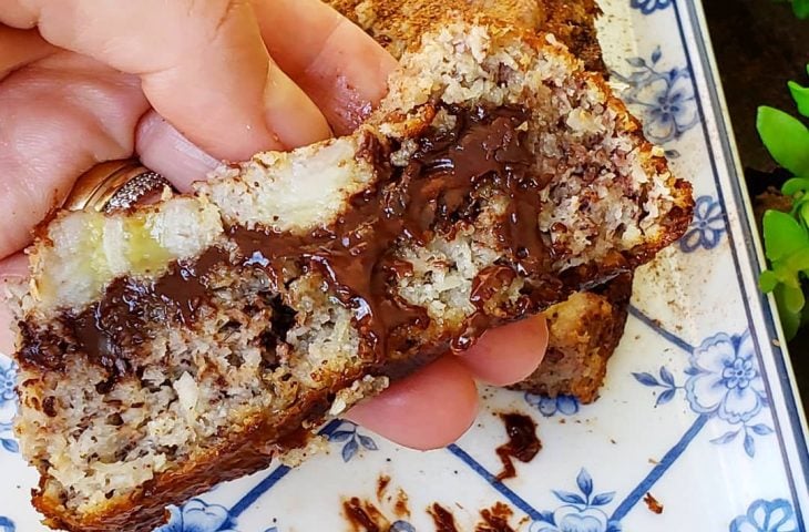 Bolo de banana com coco e chocolate sem açúcar