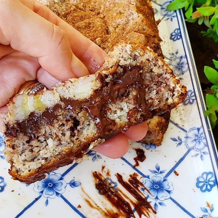 Bolo de banana com coco e chocolate sem açúcar