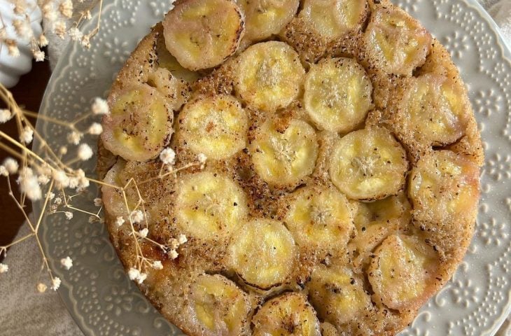 Bolo de banana com coco invertido