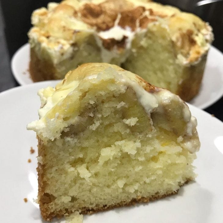 Bolo de banana com creme de leite