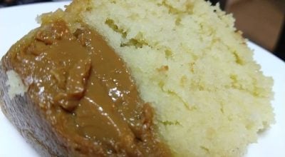 Bolo de banana com doce de leite