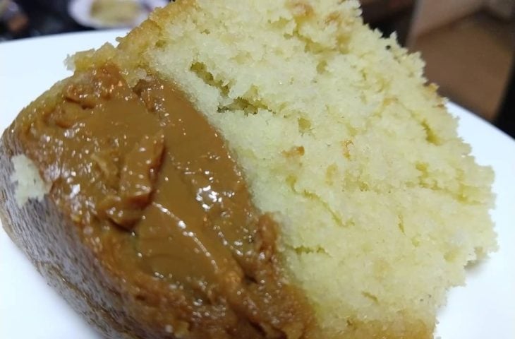 Bolo de banana com doce de leite