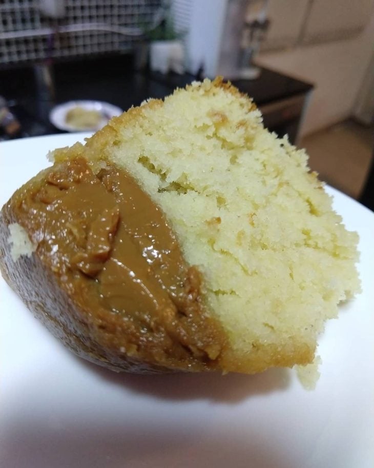 Bolo de banana com doce de leite