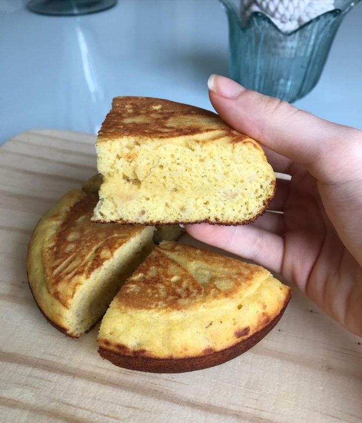 Bolo de banana com fubá na frigideira