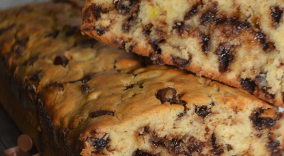 Bolo de banana com gotas de chocolate