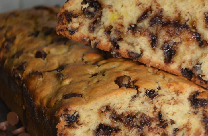 Bolo de banana com gotas de chocolate