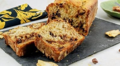 Bolo de banana com gotas de chocolate