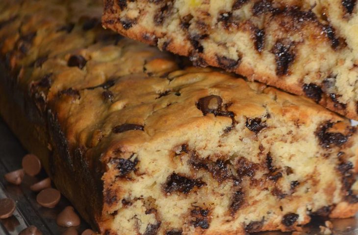 Bolo de banana com gotas de chocolate