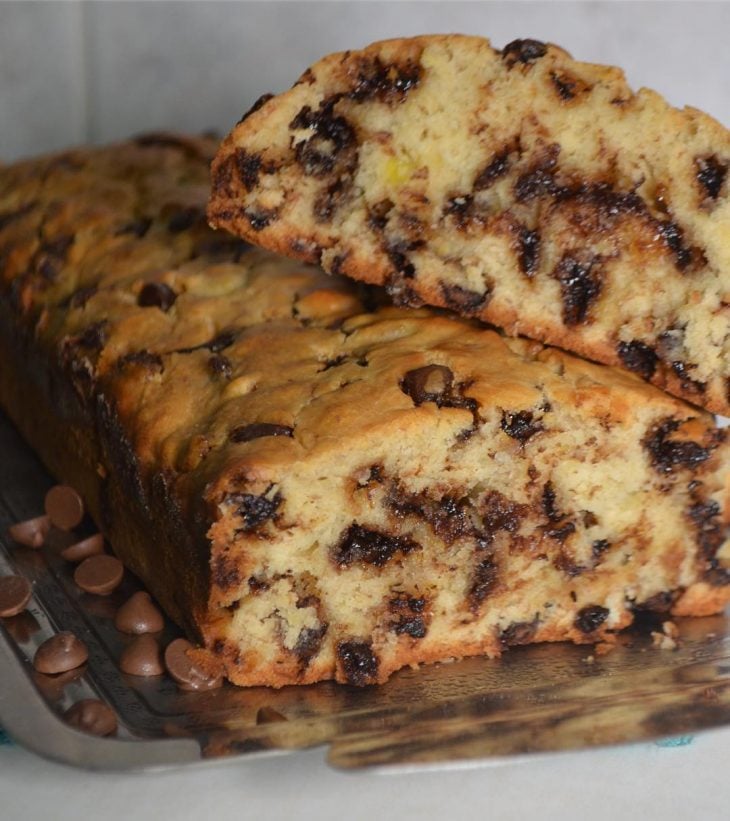 Bolo de banana com gotas de chocolate