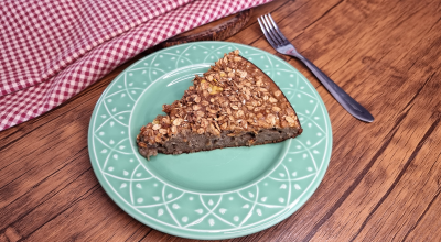 Bolo de banana com granola