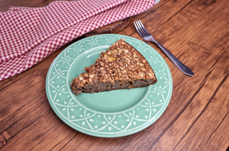Bolo de banana com granola