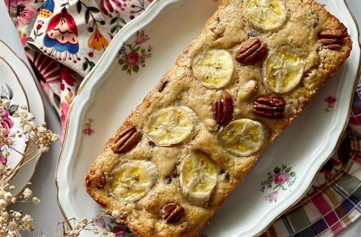 Bolo de banana com nozes e chocolate