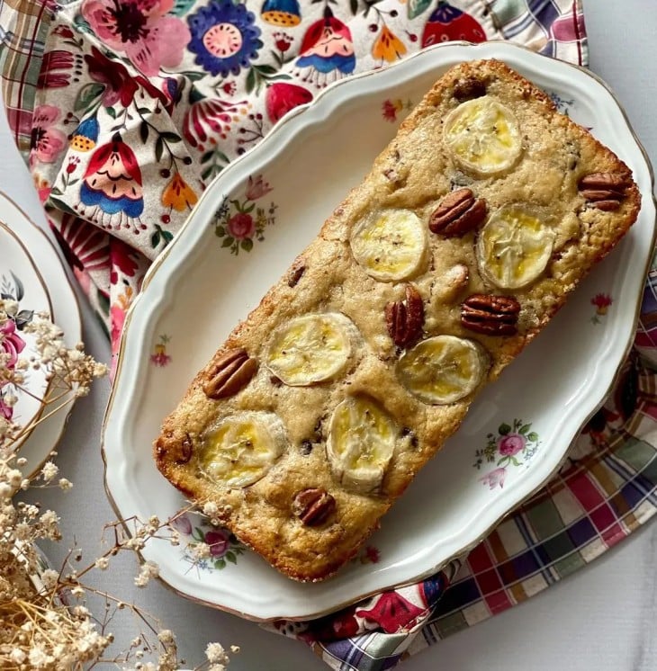 Bolo de banana com nozes e chocolate