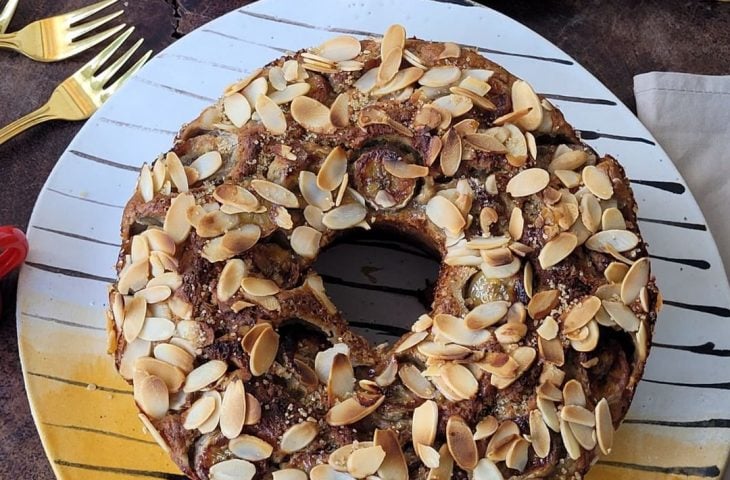 Bolo de banana com oleaginosas