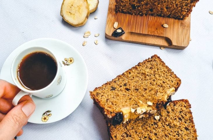 Bolo de banana com tahine