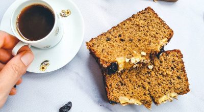 Bolo de banana com tahine