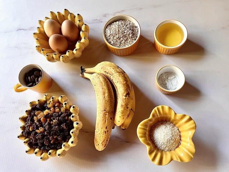 Uma bancada com todos os ingredientes separados do bolo de banana.